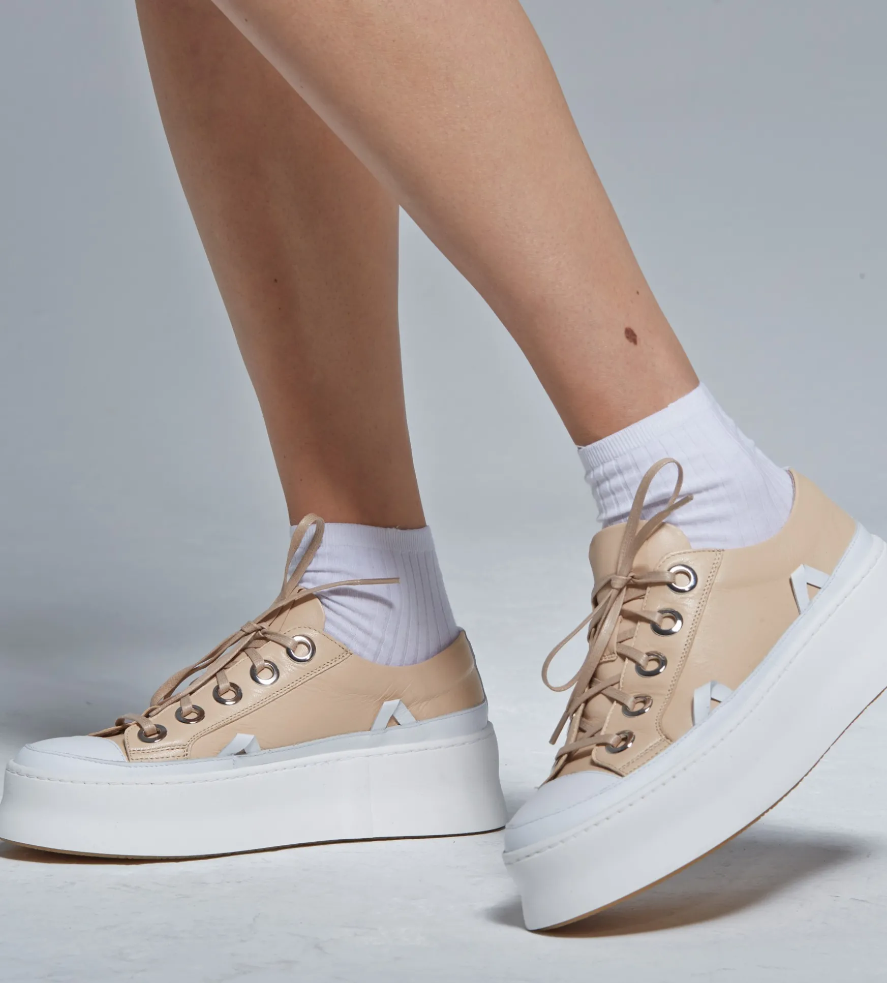 Beżowe sneakersy damskie