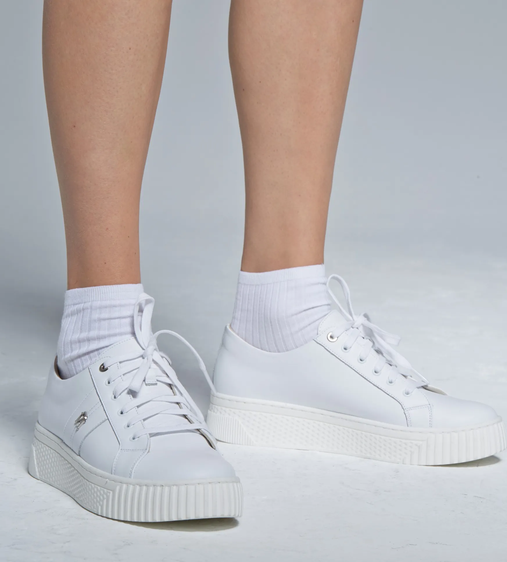 Białe sneakersy damskie