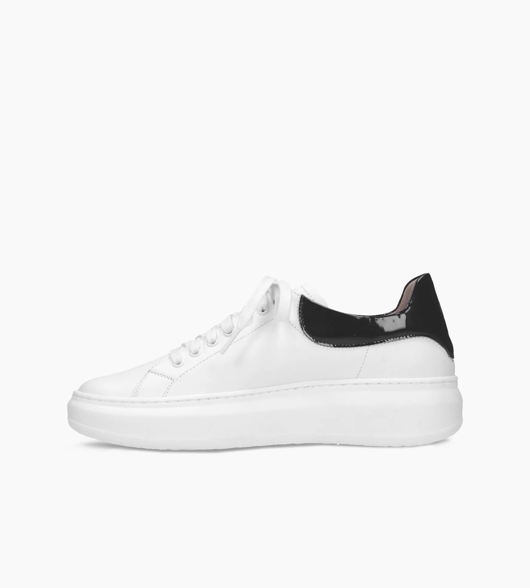 Białe sneakersy damskie