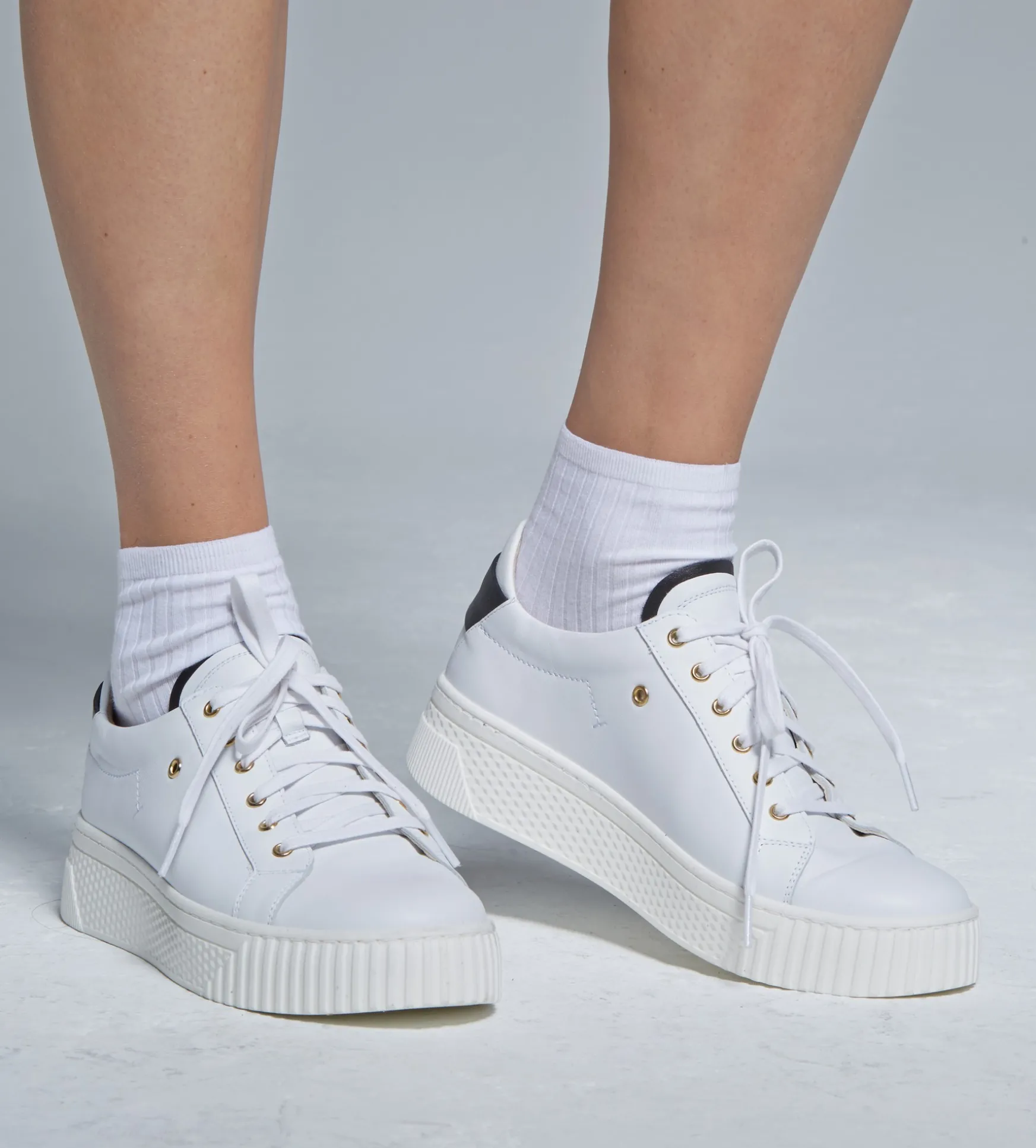 Białe sneakersy damskie
